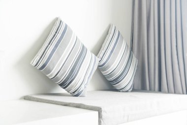 Oturma odasında kanepe dekorasyon güzel yastık 