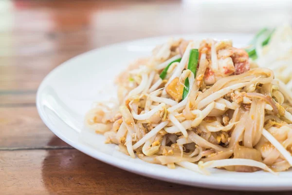 Fideos fritos con camarones o Shrimps Pad Thai — Foto de Stock
