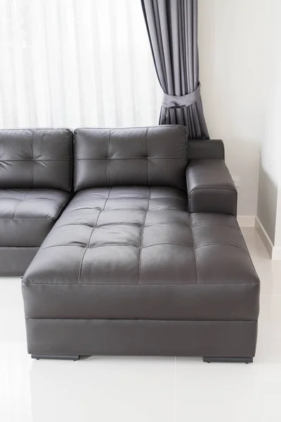 Сучасний диван у вітальні — стокове фото