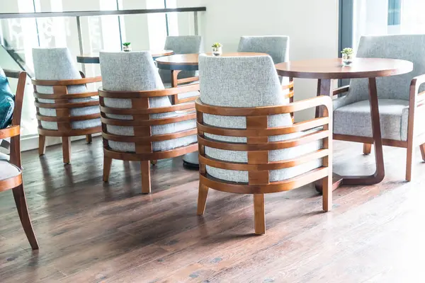 oturma odasında boş koltuk ve sandalye dekorasyon