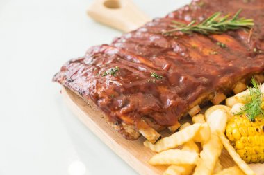 Izgara kaburga domuz Barbekü sosu ve sebze ve benli Cum ile