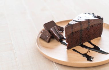 Ahşap üzerine çikolatalı kek