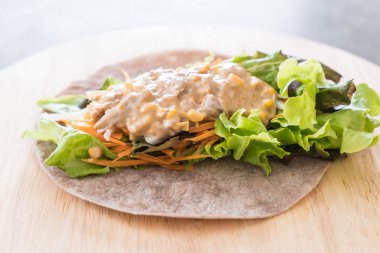 ton balıklı Mısır salata ile salata rulo sarma