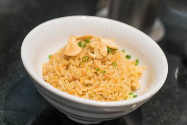 sarımsaklı kızarmış pilav