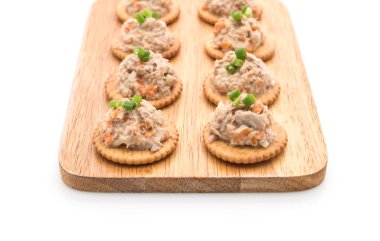 ton balıklı salata kraker ile