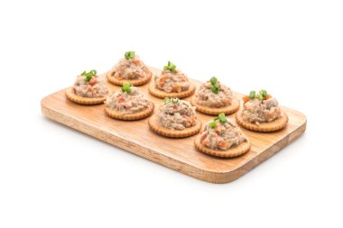 ton balıklı salata kraker ile