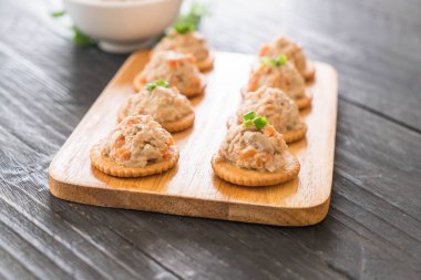 ton balıklı kraker ile yayıldı