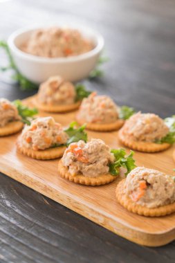 ton balıklı kraker ile yayıldı