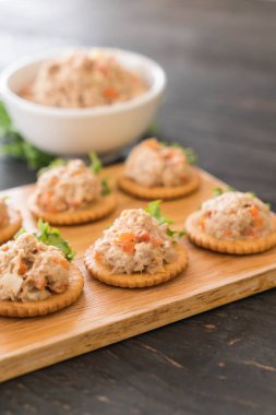 ton balıklı kraker ile yayıldı