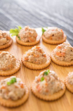 ton balıklı kraker ile yayıldı