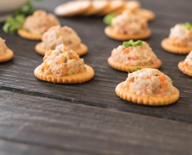 ton balıklı kraker ile yayıldı