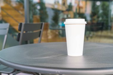 Kahve dükkanında kahve fincanı.