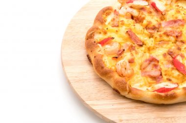 Beyaz arka plan üzerinde izole pizza hawaiian deniz ürünleri 