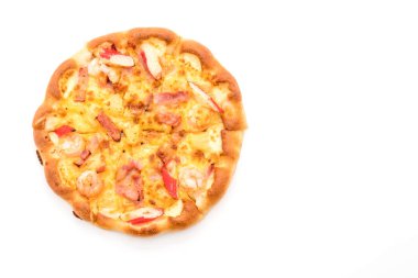 Beyaz arka plan üzerinde izole hawaiian deniz ürünleri pizza 