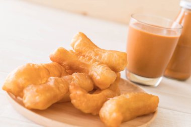 derin yağda kızartılmış hamur sopa ile süt çay