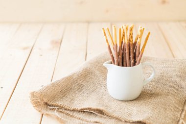 Badem aromalı bisküvi sopayla