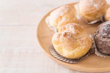 kremalı pasta plaka üzerinde