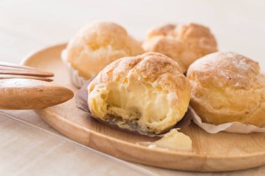 kremalı pasta plaka üzerinde