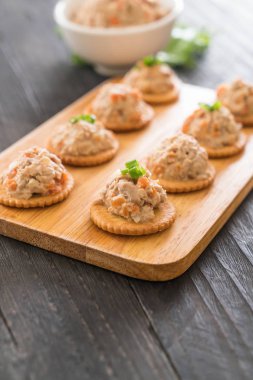 ton balıklı kraker ile yayıldı