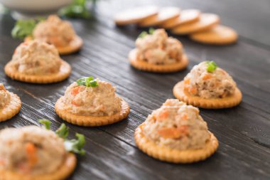 ton balıklı kraker ile yayıldı