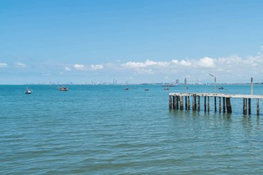 Tahta sahilde denize giden yolu yürüyüş