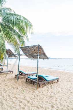 Tayland Pattaya Beach sandalye, palmiye ve tropikal plaj
