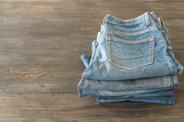 jeans giyim tahtaya yığınları 