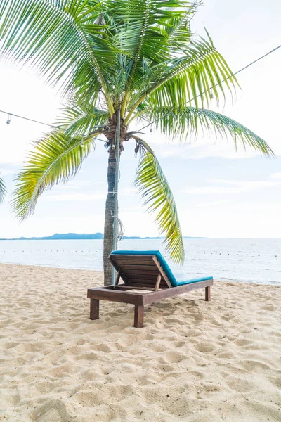 Пляжный шезлонг, пальмовая ветвь и пляж Фалал в Паттайе в Таиланде — стоковое фото