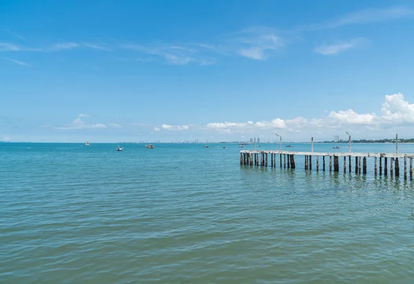 Tahta sahilde denize giden yolu yürüyüş