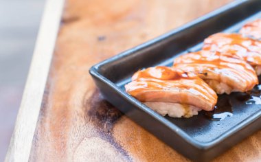 suşi teriyaki soslu somon yandı