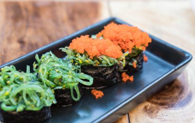 spawn yumurta suşi ile karışık sushi seti