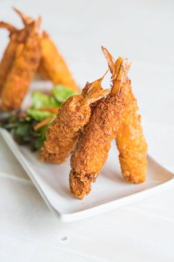  ahşap üzerine meyilli kızarmış karides