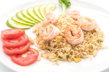 Kızarmış pirinç ve karides.