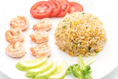 Kızarmış pirinç ve karides.