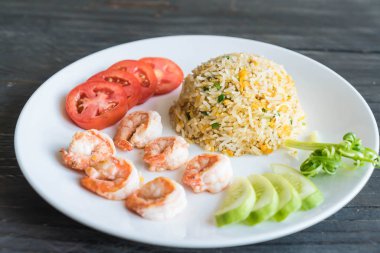 Kızarmış pirinç ve karides.