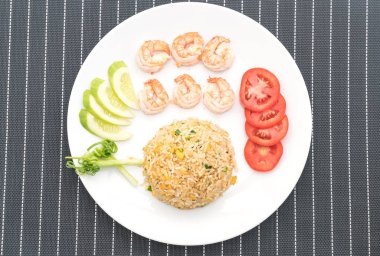 Kızarmış pirinç ve karides.