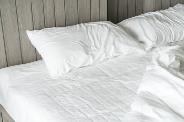 Beyaz dağınık yastık dekorasyonu yatak ile buruşuk yatak 