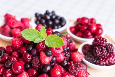 dondurulmuş karışık berry