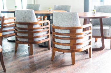 oturma odasında boş koltuk ve sandalye dekorasyon