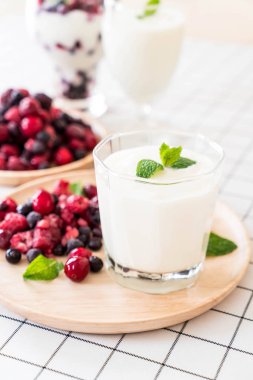 karışık meyveli Yoğurtlu