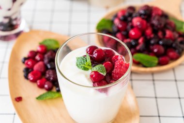 karışık meyveli Yoğurtlu