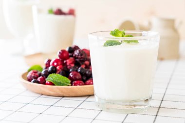 karışık meyveli Yoğurtlu