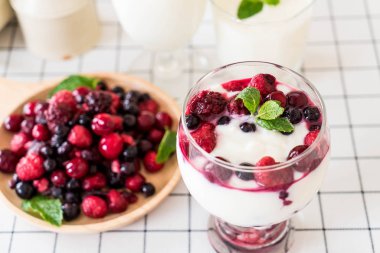 karışık meyveli Yoğurtlu