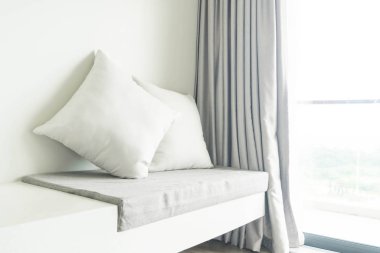 Oturma odasında kanepe dekorasyon güzel yastık 