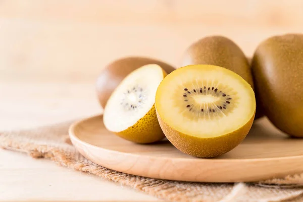 Verse gouden kiwi — Stockfoto