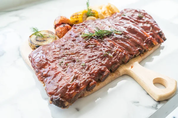 Izgara kaburga domuz Barbekü sosu ve sebze ve benli Cum ile