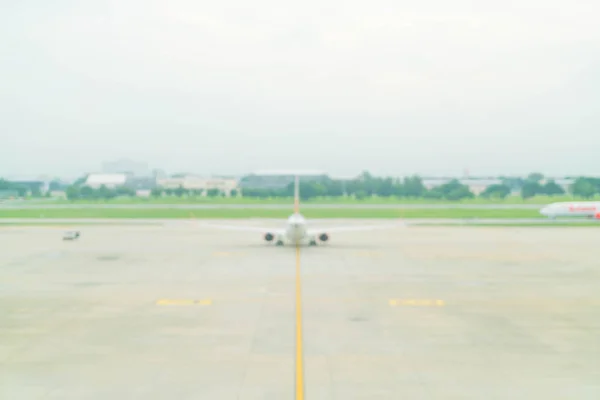 Vervaging van het vliegtuig bij vliegveld gate — Stockfoto