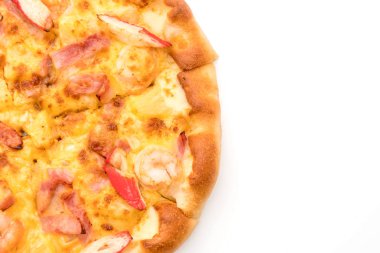 Beyaz arka plan üzerinde izole hawaiian deniz ürünleri pizza 