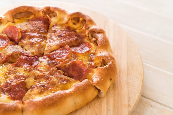 Zelfgemaakte peperoni Pizza op houten plaat — Stockfoto
