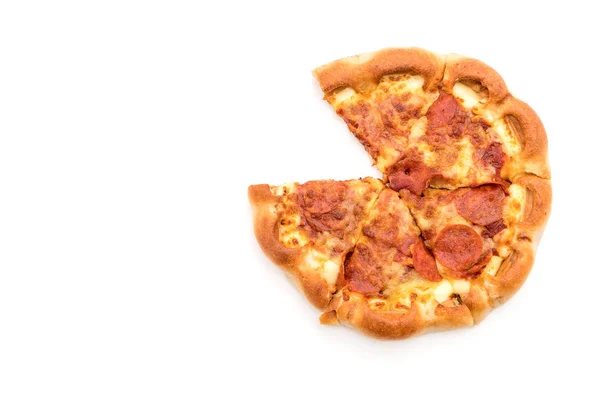 W domu Pizza Pepperoni na białym tle — Zdjęcie stockowe